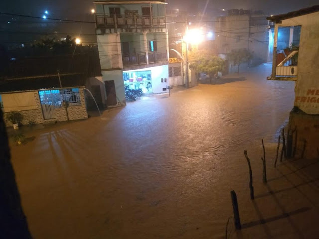 Baixa Grande chuva deixa pessoas ilhadas casas foram invadidas pelas guas