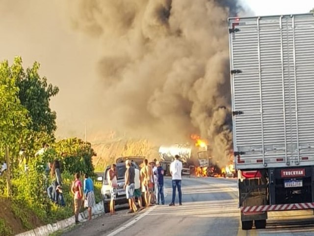 Entre Teixeira e Itamaraju: Coliso entre dois caminhes e um carro deixa pista interditada, carro explodiu