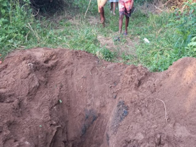 Corpo em avanado estado de decomposio  encontrado em cova rasa na cidade de Cam