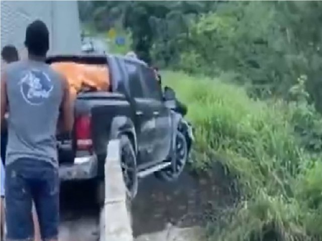 Cndido Sales: Caminhonete fica pendurada em ponte aps acidente com dois feridos, veja vdeo