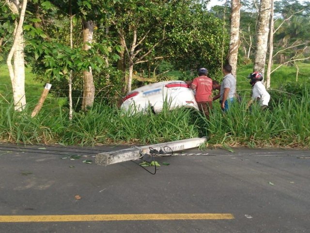 Homem morre e trs pessoas ficam feridas aps motorista bater em rvore no sul da Bahia