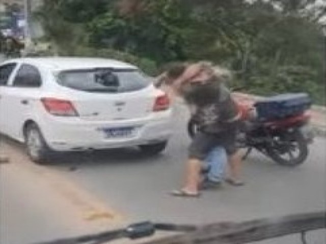 Salvador: Motorista e motoqueiro param trnsito para brigar e acabam na delegacia, veja vdeo