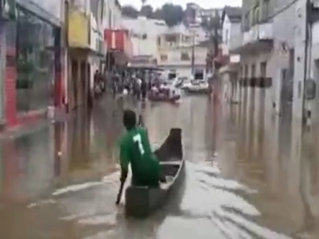 Moradores de Medeiros Neto usam canoas para se deslocarem aps nvel de rio subir, outras cidaddes registraram alagamentos