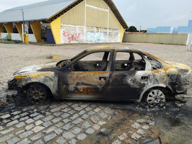 Carro  totalmente destrudo pelo fogo em Quixabeira
