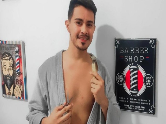 Inspirada em praia de nudismo, barbearia faz atendimentos com funcionrios e clientes nus