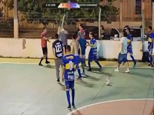 Árbitro saca e aponta arma para jogadores após partida de futsal; veja vídeo 