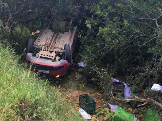 Carro capota na BR-324, entre o Junco e Ramal, povoado de Quixabeira