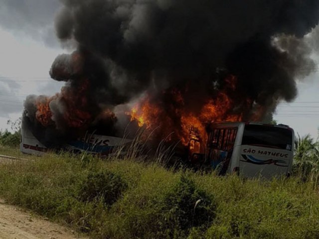 Dois nibus da So Matheus batem de frente e pegam fogo na BA-120, em Retirolndia