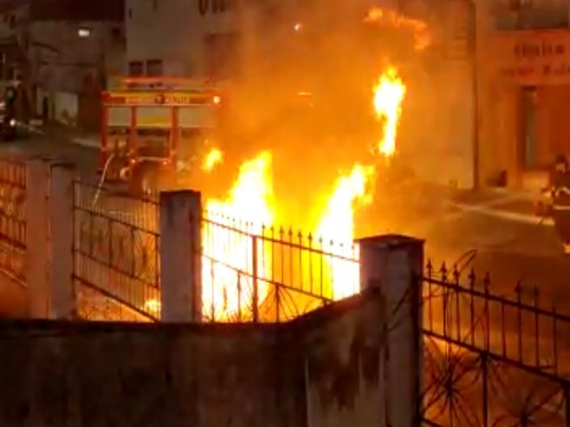 Jacobina: Carro pega fogo na Rua Francisco Rocha Pires