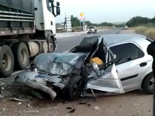 Motorista morre aps carro bater de frente com carreta na BR-116, em Serrinha