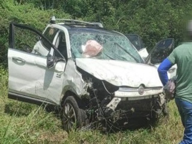 Homens roubam loja de celulares em Santaluz, capotam carro durante fuga e dois morrem em troca de tiros com policiais militares de Valente