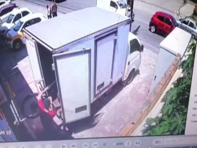 Suspeitos chegam de caminho e roubam bicicletas em loja de Lauro de Freitas; um dos modelos chega a custar R$ 35 mil, veja vdeo