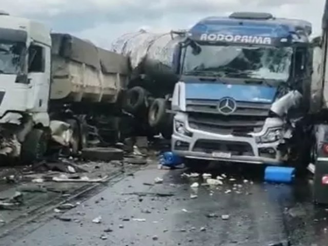 Acidente com trs carretas e caminho-tanque deixa trs pessoas feridas na BR-242