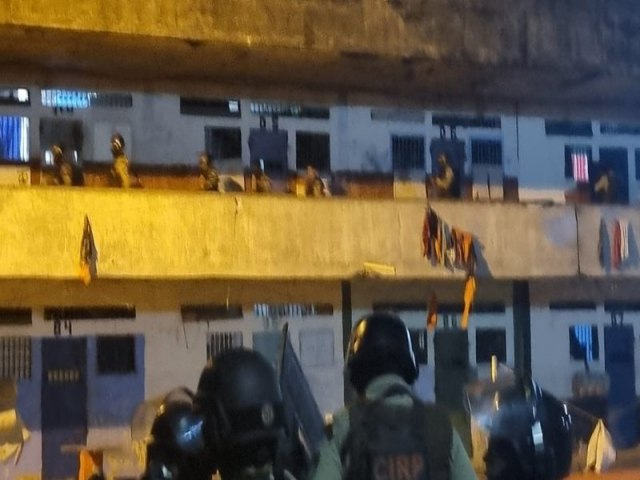 Policiais entram em presdio de Salvador para conter rebelio neste domingo; assista vdeos