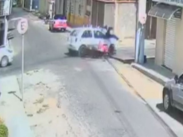 Motociclista  arremessada aps ser atingida por carro em Guanambi, VEJA VDEO