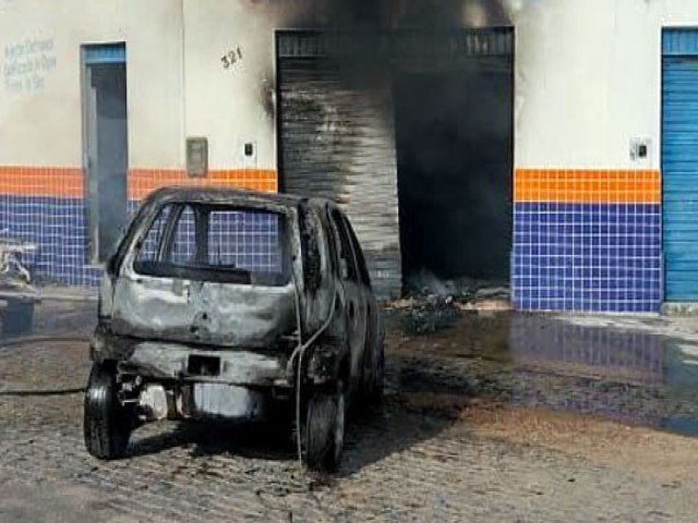 Incndio destri carro dentro de oficina em Queimadas