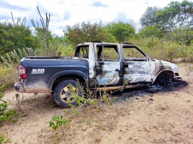 Carro de comerciante de Santaluz  encontrado queimado na zona rural de Cansano; corpo carbonizado foi achado no local