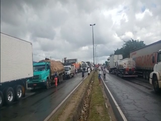 Caminhoneiros bloqueiam parte da BR-116 em protesto ao aumento de combustíveis; veja vídeo