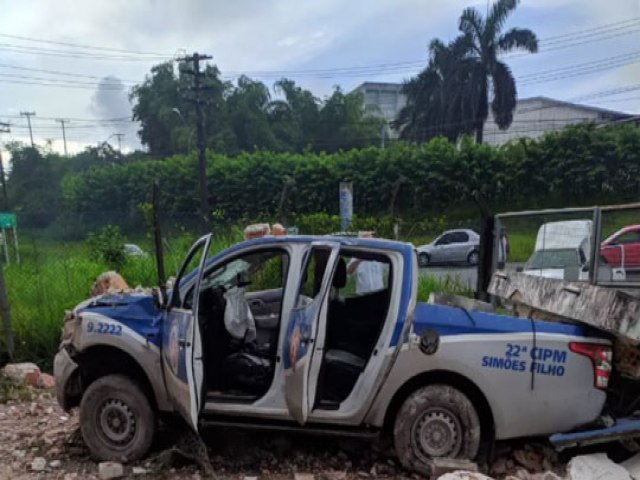 Policiais ficam feridos aps batida de viatura na Bahia