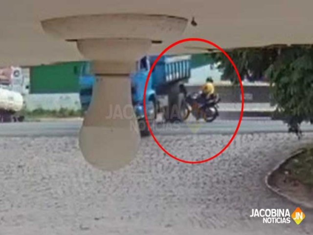 Cmera flagra acidente entre moto e caamba em Jacobina; assista o vdeo