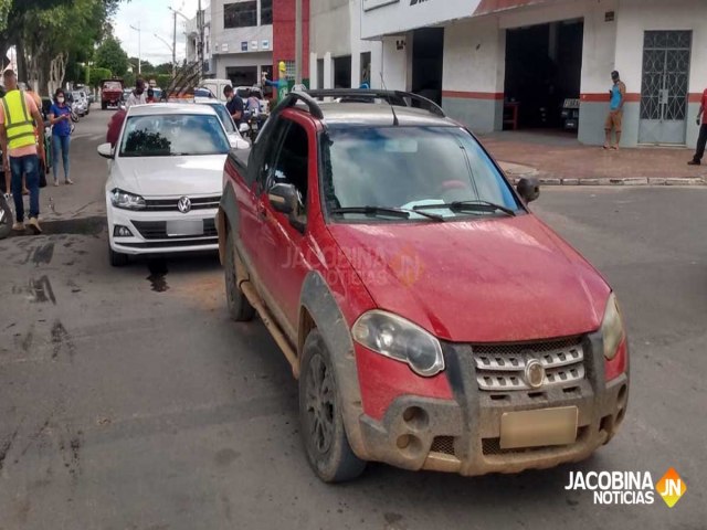 Engavetamento envolve trs veculos no centro de Jacobina