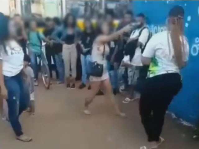 Vdeo: Jovem aponta arma para cabea de estudante durante briga