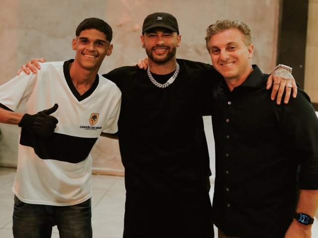 Fenmeno nas redes sociais, Luva de Pedreiro tem encontro com Neymar