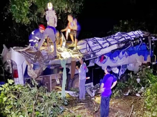 Tragdia na estrada: nibus cai em ribanceira na Serra Fria, deixa 10 pessoas mortas e 21 feridas