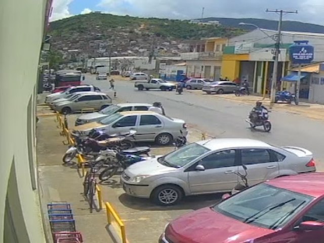 Motociclista sofre acidente ao colidir na lateral de caminhonete na Avenida Paulo Souto em Jacobina, veja vdeo