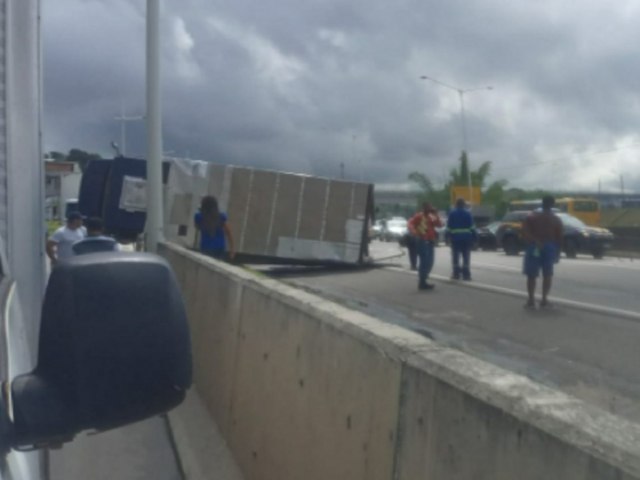 Caminho tomba, atinge outros carros e congestiona trnsito na BR-324, em trecho de Salvador, veja vdeo