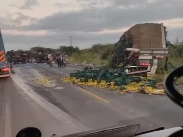 Coliso entre caminhes na BR 324 entre Gavio e Capim Grosso