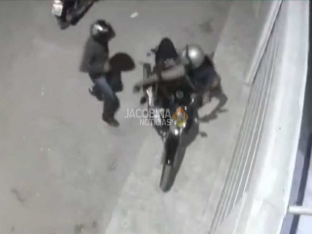 Cmera flagra bandidos roubando moto de mulher em Capim Grosso; assista