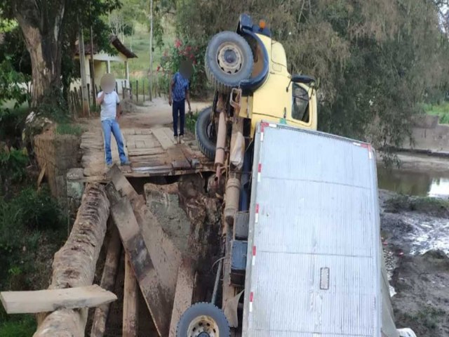 Ponte desaba durante passagem de caminhão em Guaratinga