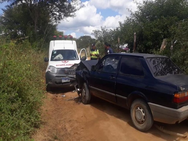 Jacobina: Ambulncia colide com carro na estrada de Itapeipu