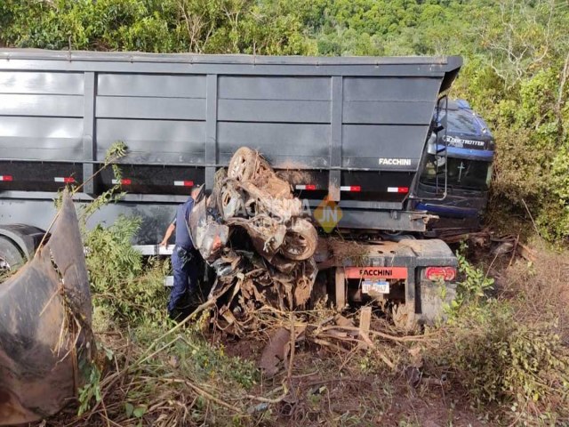 Jacobina: Carreta esmaga carro e o arrasta para ribanceira na Serra do Tombador