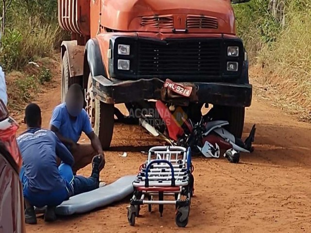 Mirangaba: Motociclista colide de frente com caçamba e fratura as duas pernas