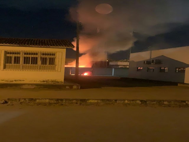 Quixabeira: Incndio destri carros apreendidos.