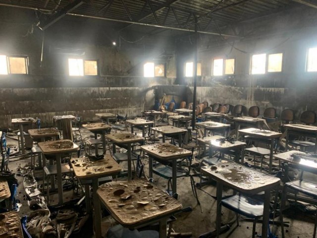 Dias D'vila: Escola municipal pega fogo