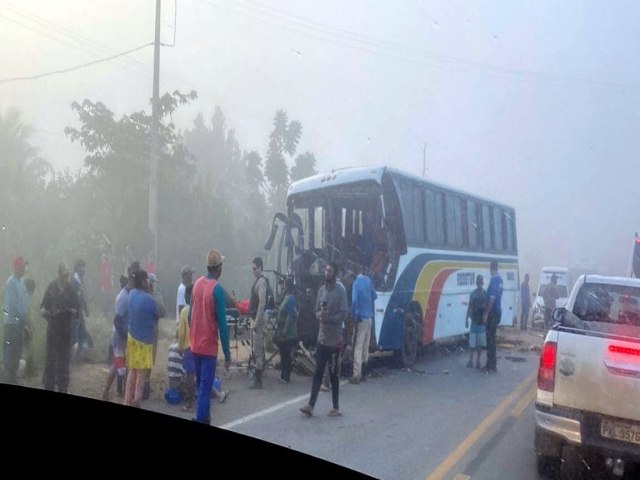 Neblina na pista provoca batida entre ônibus e carros deixando 5 feridos em Itabela sul da Bahia