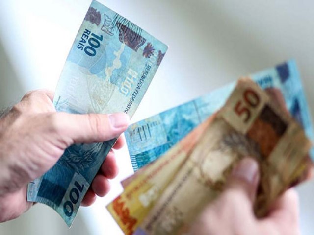 Lei que fixa o salrio mnimo em R$ 1.212 para 2022  promulgada