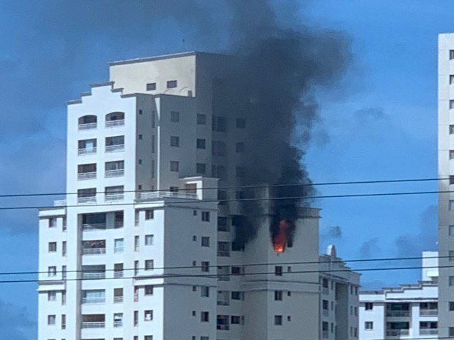 Salvador: Incndio atinge apartamento no 17 andar de condomnio no Imbu; vdeos impressionam