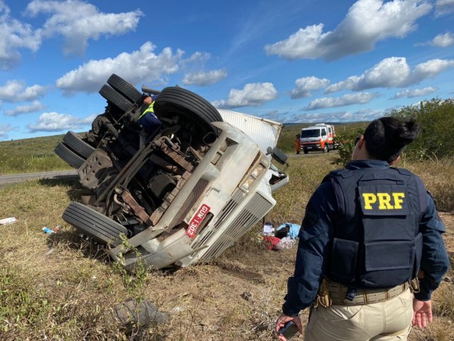 Motorista fica ferido aps carreta tombar na BR-116