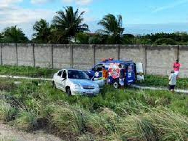 guia Resgate presta socorro a motorista que perdeu controle do carro e saiu da pista