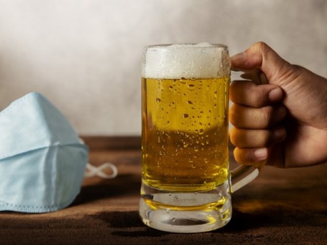 Beber uma cerveja por dia pode fazer bem para o intestino, aponta estudo