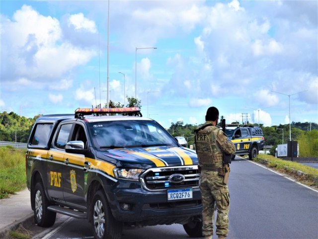 Caminhonete Ford Ranger roubada em So Mateus (ES)  recuperada pela PRF na BR 101 em Eunpolis (BA)