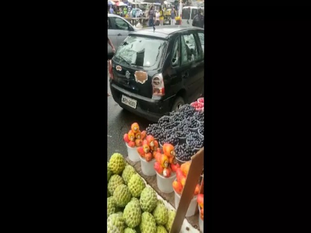 VDEO: Homem tem ataque de fria e destri o prprio carro durante blitz de transporte clandestino em Salvador