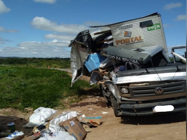 Homem morre em acidente envolvendo caminhão e carreta na BR 407, em Jaguarari