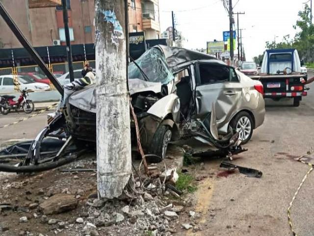 Instrutor de autoescola morre aps carro bater em poste na Avenida Maria Quitria
