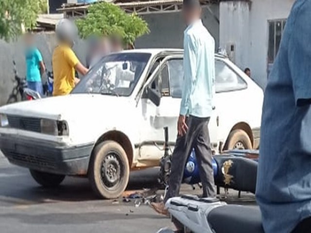 Acidente entre moto e carro deixa homem ferido em Macaúbas-BA