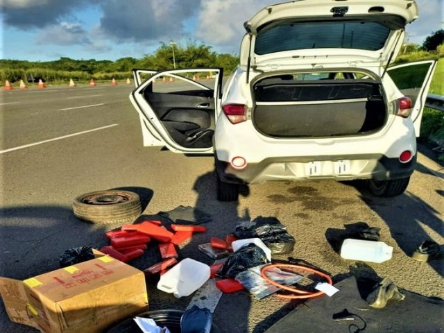 Homem  preso na BR 324 transportando 20 Kg de maconha escondido dentro de carro